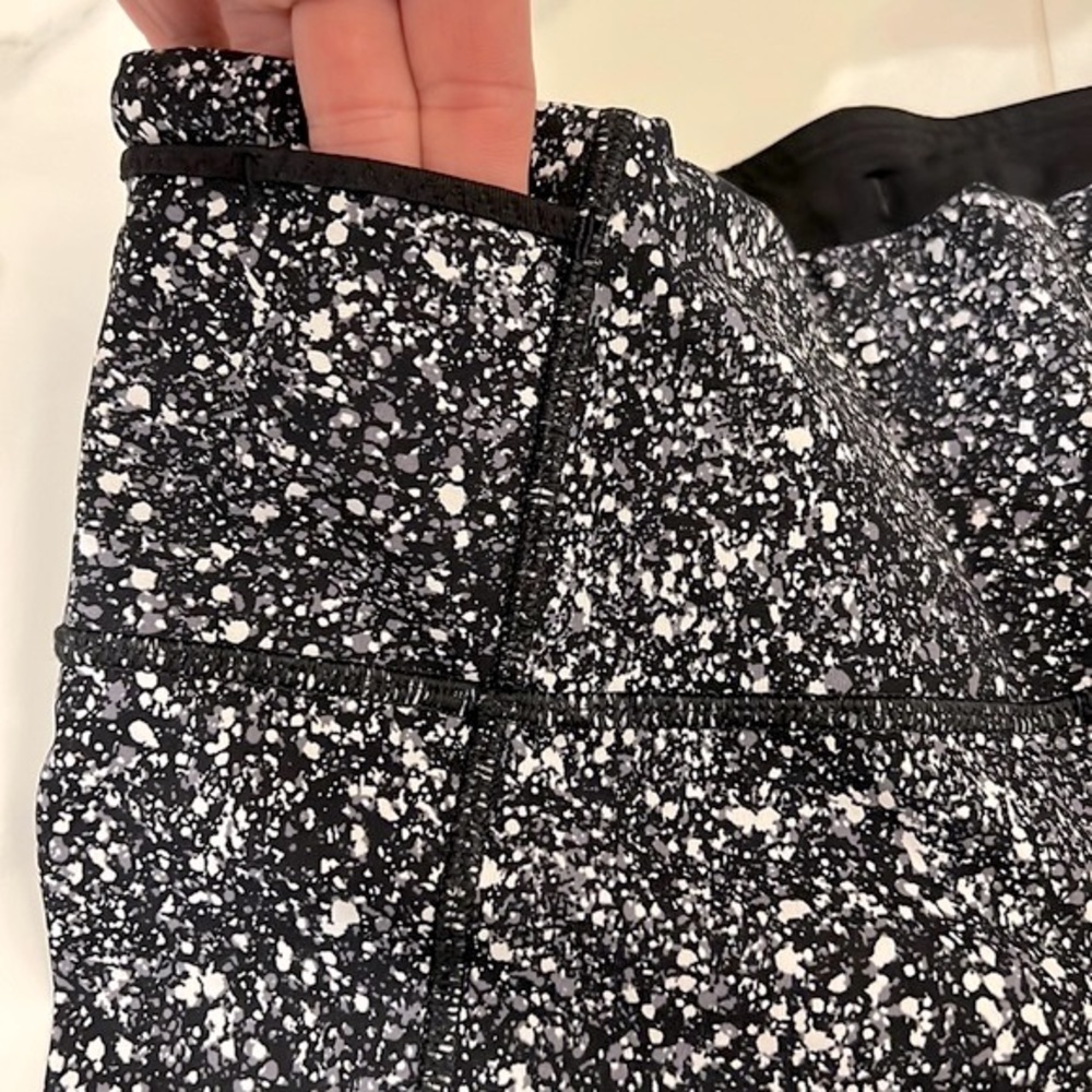 Lululemon Athletica Outrun 17" Crop Splatter White Black / Black Women’s Size 6 - Picture 8 of 15